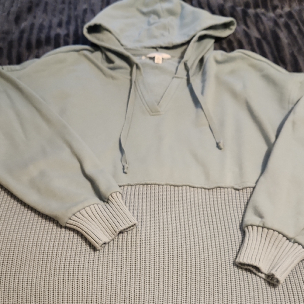 Time And True Vneck Hoodie XL.